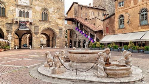 PIAZZA VECCHIA, Presentación