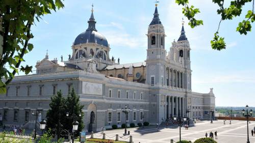 CATHÉDRALE DE L’ALMUDENA, Extérieur
