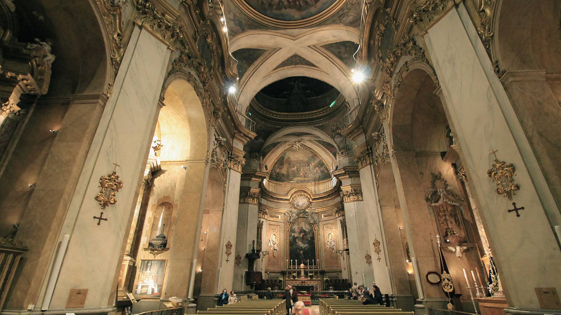 MERCADO DE SAN MIGUEL Y ALREDEDORES, Basílica De S. Miguel Interior