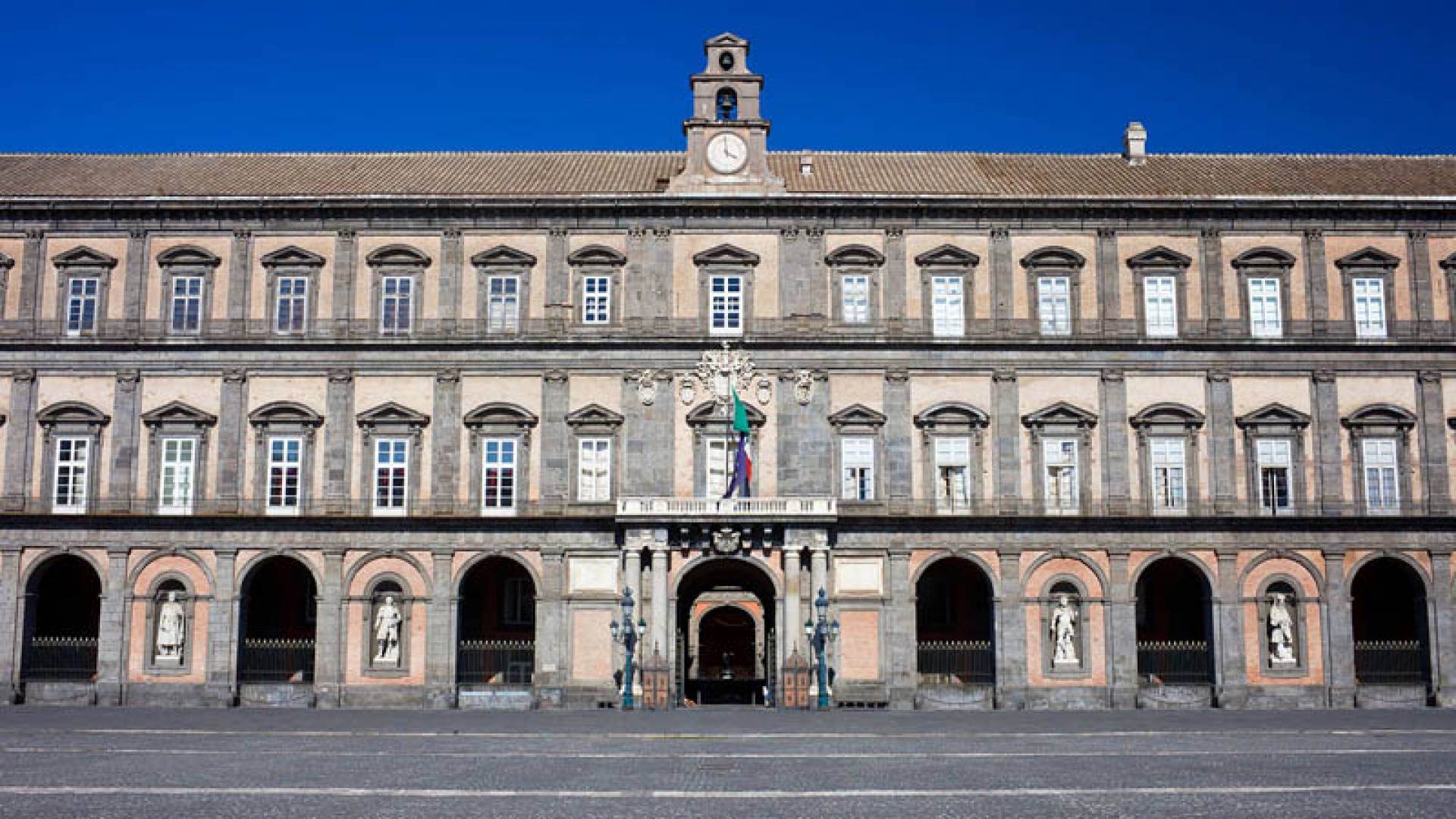 PIAZZA PLEBISCITO, Palazzo Reale Esterno