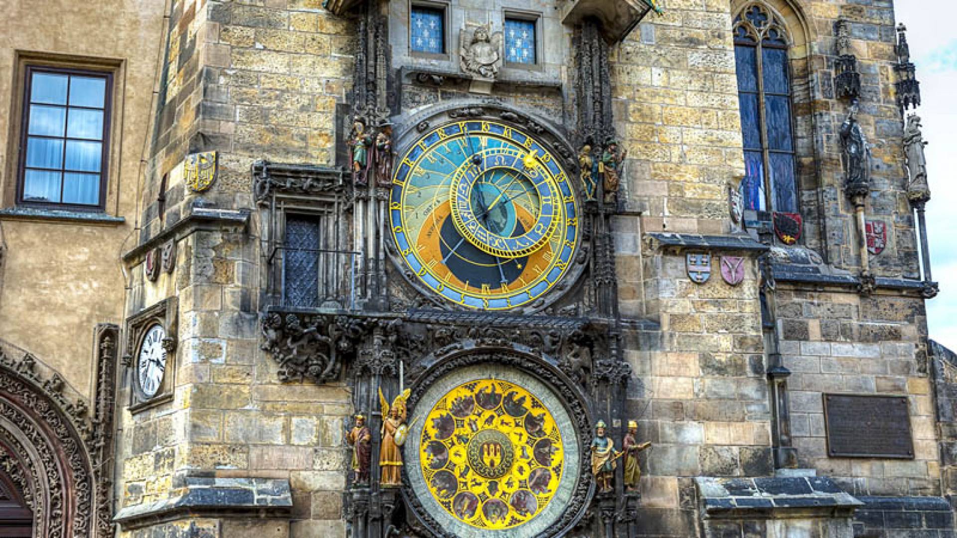 PLAZA DE LA CIUDAD VIEJA, Ayuntamiento Y Reloj Astronómico