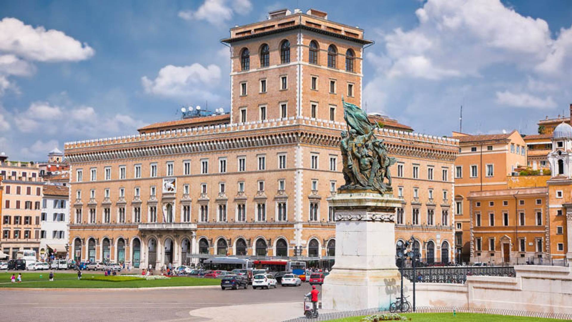 ПЛОЩАДЬ ВЕНЕЦИИ или ПЬЯЦЦА ВЕНЕЦИЯ (ит. PIAZZA VENEZIA), Палаццо Венеция (Ит. Palazzo Venezia)